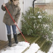 Tar smidigt bort snöslask från trappen.